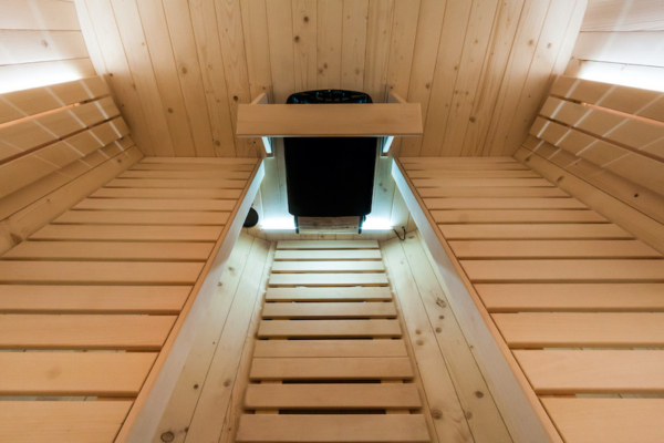 Intérieur en tilleul, avec poêle électrique (exemple)